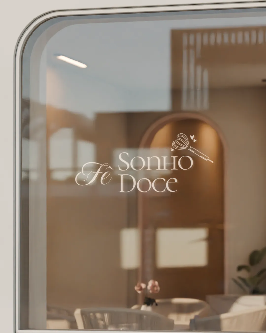 Logotipo da Fê Sonho Doce aplicado na vitrine da confeitaria