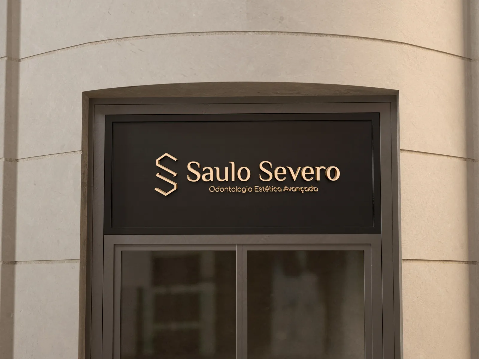 Fachada da clínica com o logotipo Saulo Severo